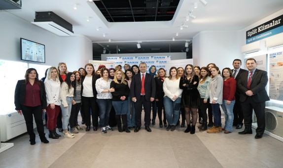 Daikin'in Sakura Kadın Teknisyenleri Tabuları Yıkıyor Daikin'in Sakura Kadın Teknisyenleri Tabuları Yıkıyor