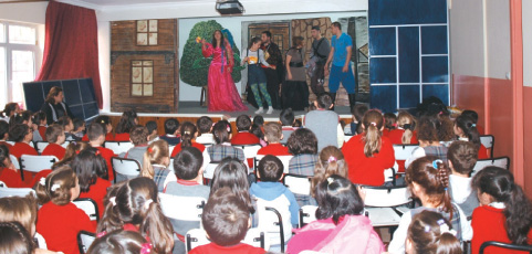 İzmirgaz Tiyatro Atölyesi Sezonun İlk Oyununu Oynadı