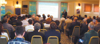 Yalıtımın Çevreye Sağladığı Katkıyı Göstermek için  Yalıtım Ustalarından Oturma Eylemi