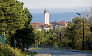 Koç Üniversitesi Enerji Tasarrufuyla Öğrencilere Burs Sağlıyor Koç Üniversitesi Enerji Tasarrufuyla Öğrencilere Burs Sağlıyor