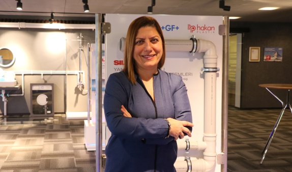 GF Hakan Plastik Teknik Hizmetler ve Eğitim Müdürü Yasemin Arslan: "Ses Yalıtımlı Boruların Kullanıldığı Projeler Artıyor" GF Hakan Plastik Teknik Hizmetler ve Eğitim Müdürü Yasemin Arslan: "Ses Yalıtımlı Boruların Kullanıldığı Projeler Artıyor"