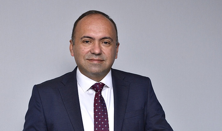 Ufuk Atan; "DemirDöküm'ün yeni marka kimliği, modern, sürdürülebilir ve müşteri odaklı yaklaşımımızın bir yansıması." Ufuk Atan; "DemirDöküm'ün yeni marka kimliği, modern, sürdürülebilir ve müşteri odaklı yaklaşımımızın bir yansıması."
