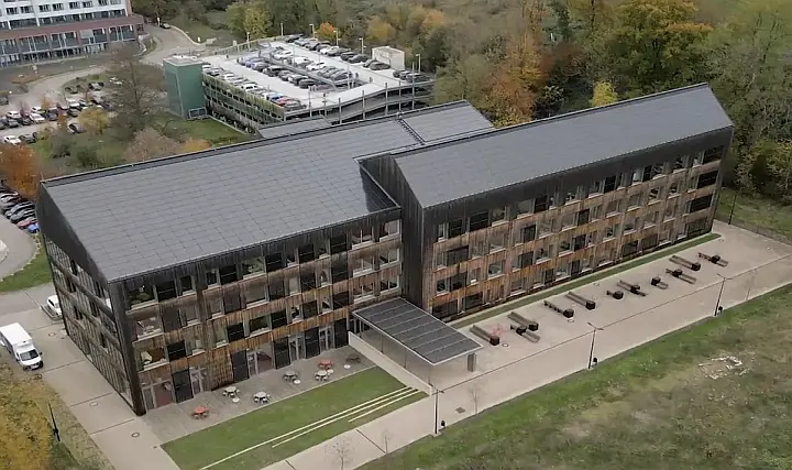 Bu Bina Yazın Elde Ettiği Güneş Enerjisini Kışın Isıtmada Kullanıyor Bu Bina Yazın Elde Ettiği Güneş Enerjisini Kışın Isıtmada Kullanıyor