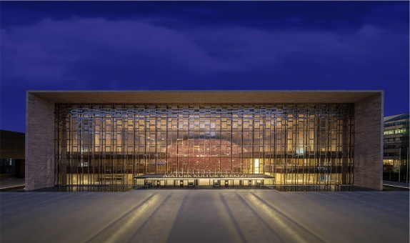 Atatürk Kültür Merkezi'nde, Lowara Tercih Edildi